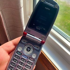 Genuine Y2K flip phone in red